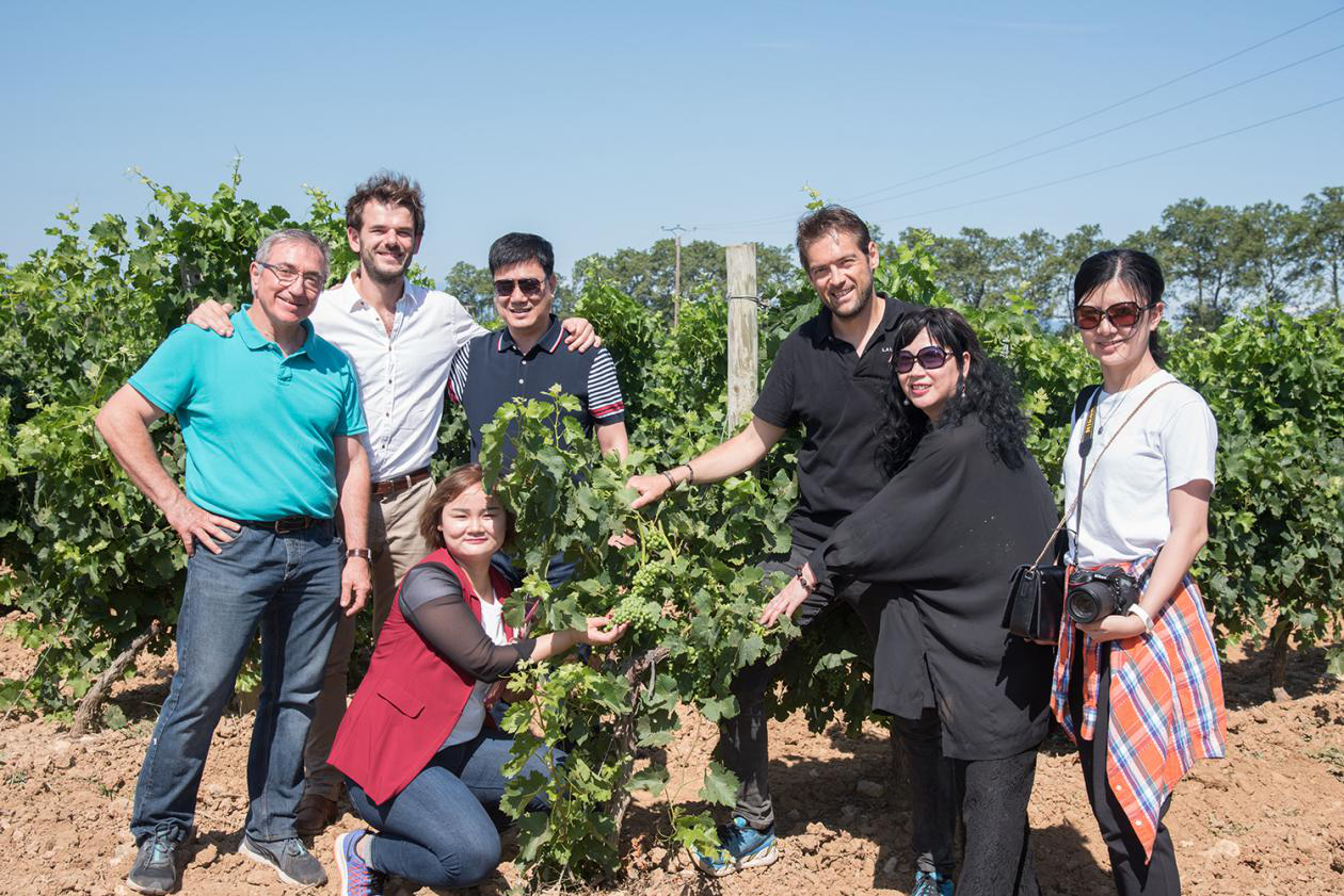 藍(lán)菲酒業(yè)董事長(zhǎng)莊榮昌先生到訪法國(guó)大愛莊園酒莊